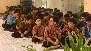 Melihat Kebahagiaan Siswa SMP Mutual Kota Magelang Belajar Menulis Mading