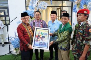 Menteri Pendidikan Abdul Mu’ti Terima Karikatur Karya Siswa SMP Mutual Magelang