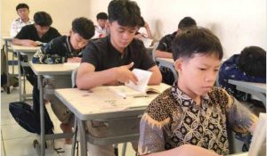 Ditengah gempuran HP dan sosial media. SMP Mutual tumbuhkan minat baca anak lewat kegiatan literasi pagi bersama.